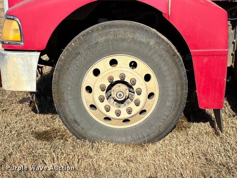 image for item ET7296 2004 Peterbilt 385 semi truck