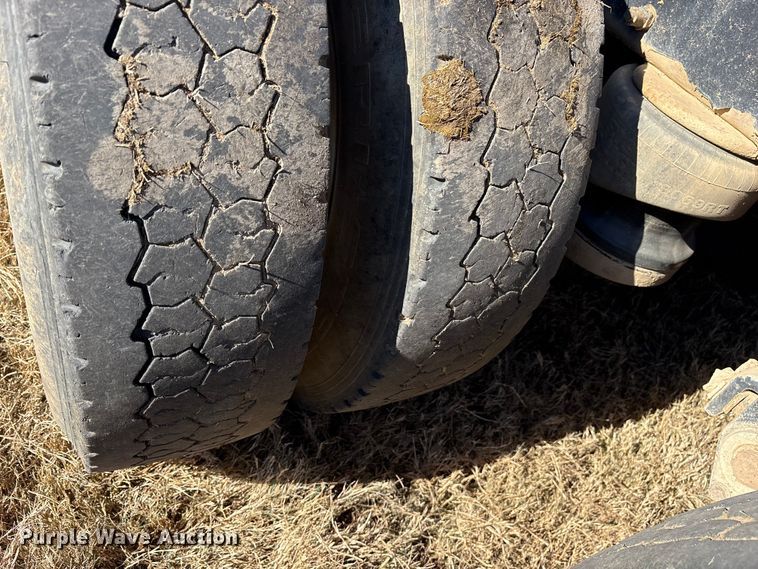 image for item ET7296 2004 Peterbilt 385 semi truck