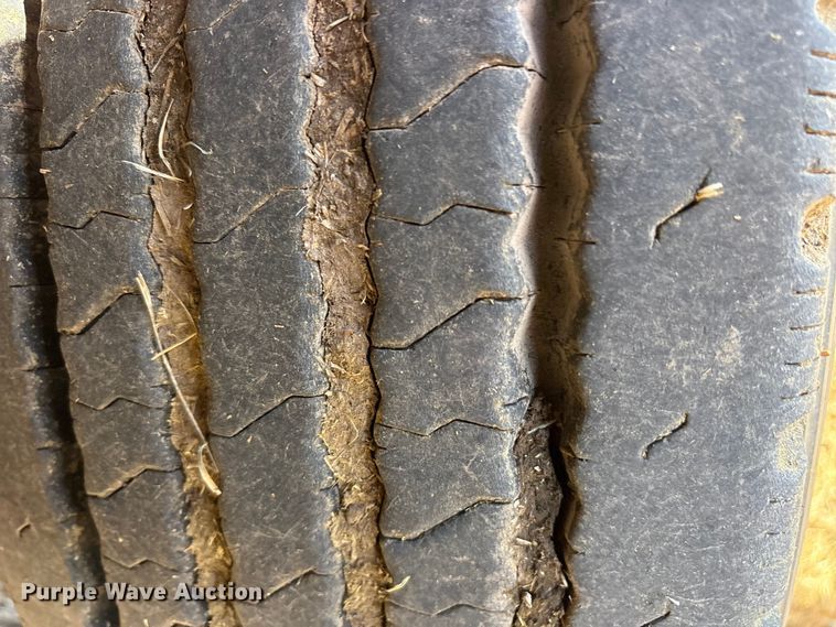 image for item ET7296 2004 Peterbilt 385 semi truck