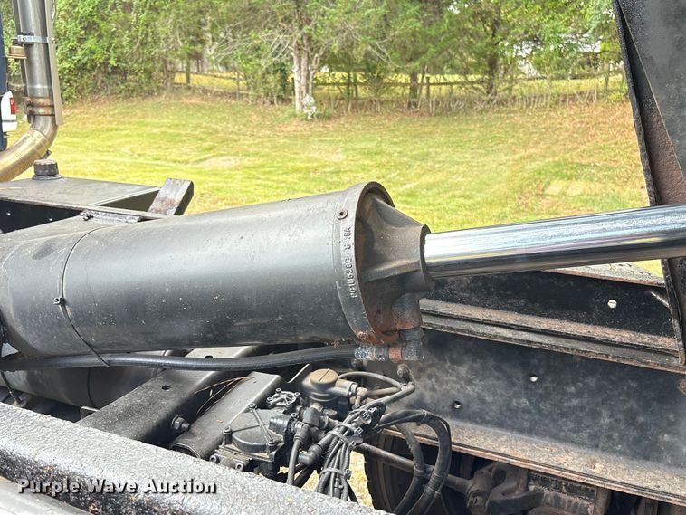 image for item ET8580 2015 Freightliner 108SD dump truck