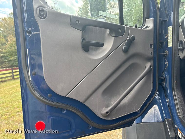 image for item ET8580 2015 Freightliner 108SD dump truck