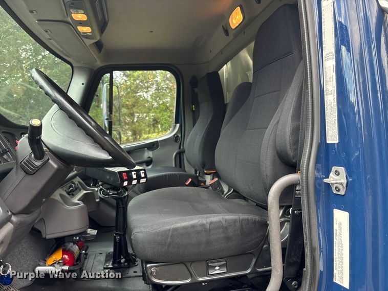 image for item ET8580 2015 Freightliner 108SD dump truck