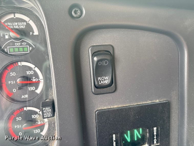 image for item ET8580 2015 Freightliner 108SD dump truck