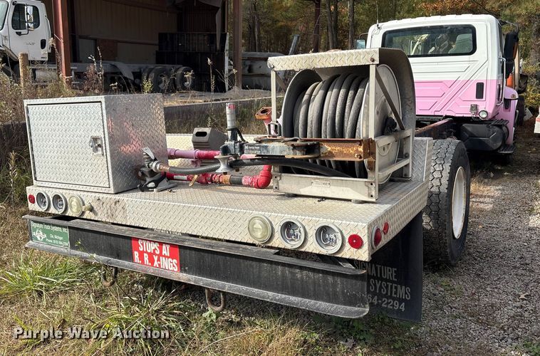 image for item ET8602 2003 International MA025 truck cab and chassis