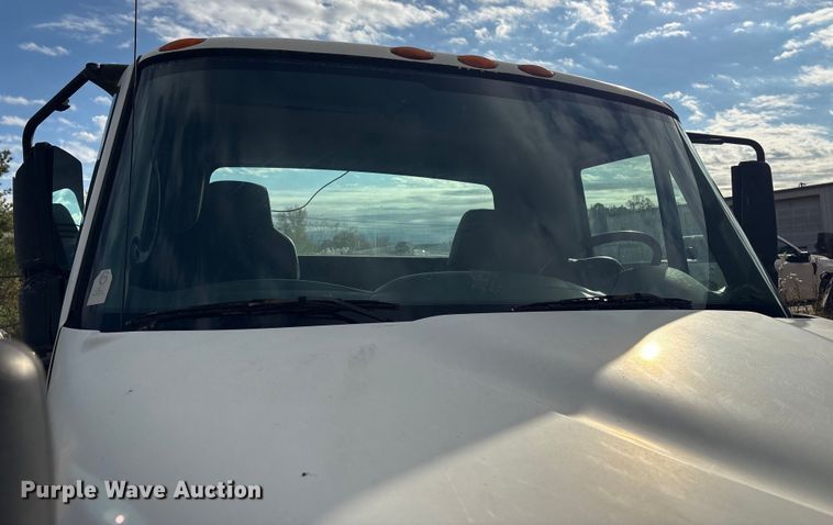 image for item ET8602 2003 International MA025 truck cab and chassis