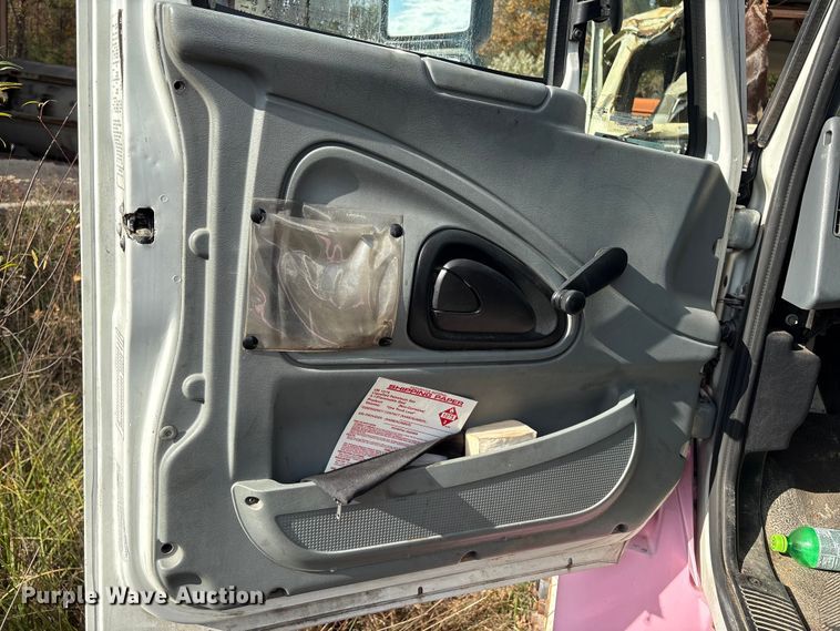 image for item ET8602 2003 International MA025 truck cab and chassis