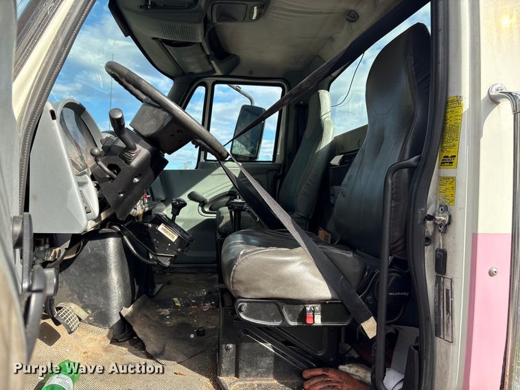 image for item ET8602 2003 International MA025 truck cab and chassis