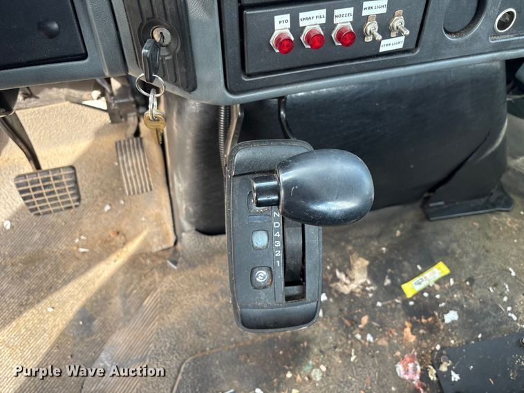 image for item ET8602 2003 International MA025 truck cab and chassis