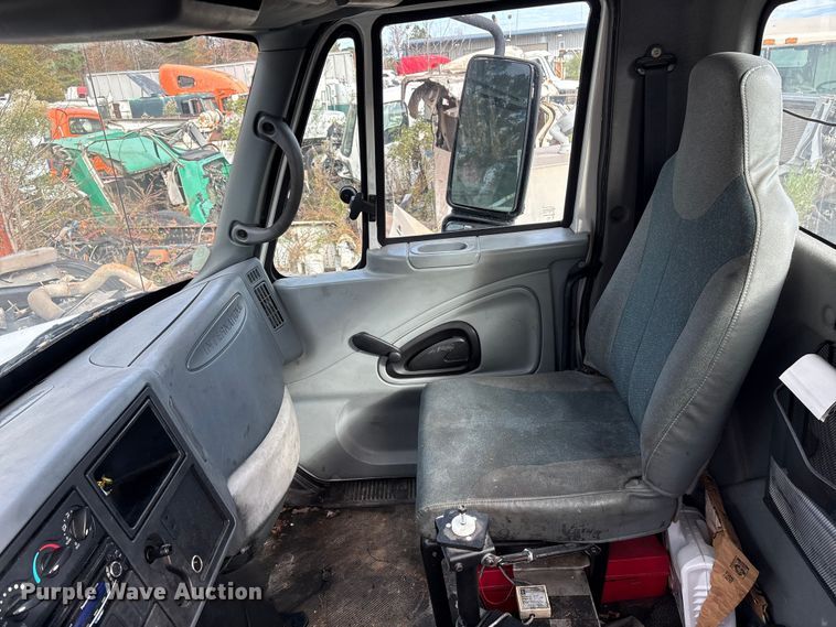 image for item ET8602 2003 International MA025 truck cab and chassis