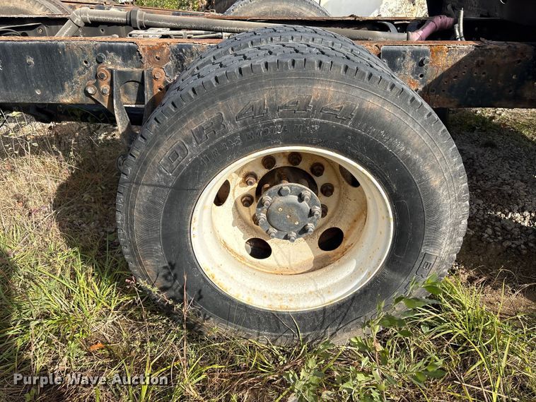 image for item ET8602 2003 International MA025 truck cab and chassis