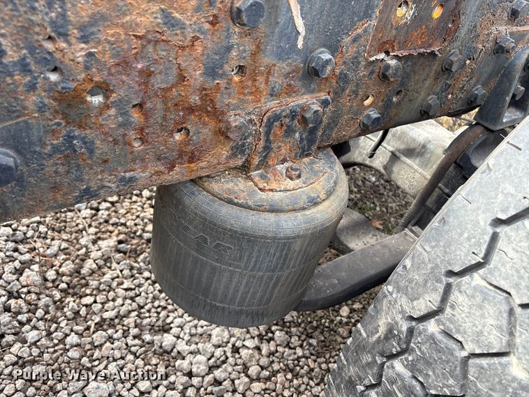 image for item ET8602 2003 International MA025 truck cab and chassis