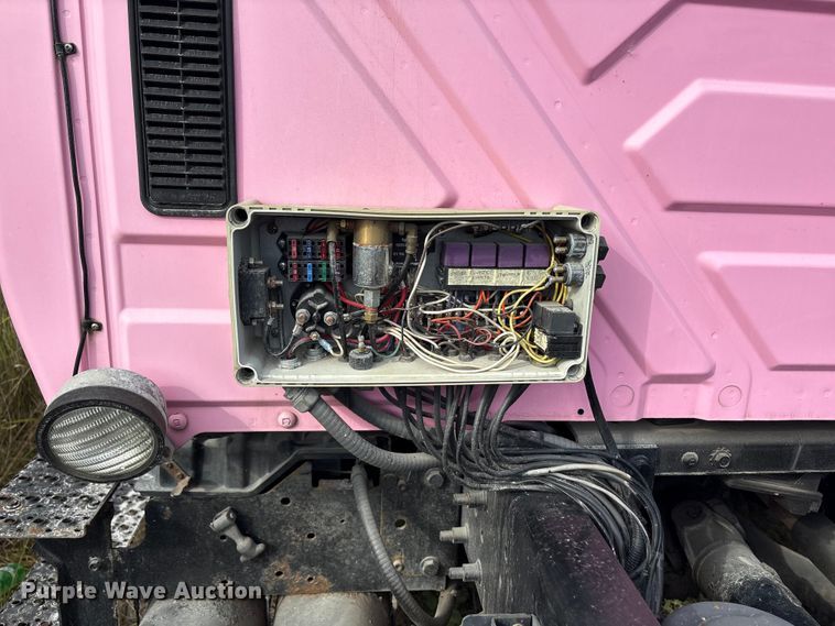 image for item ET8602 2003 International MA025 truck cab and chassis