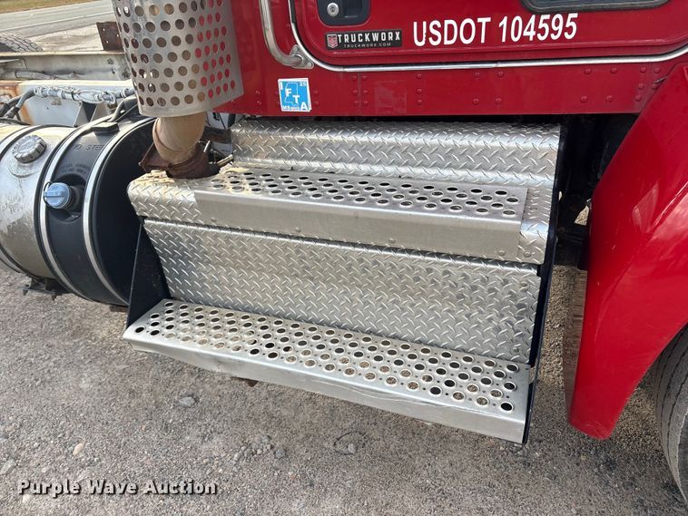 image for item ET8603 2018 Kenworth T370 truck cab and chassis