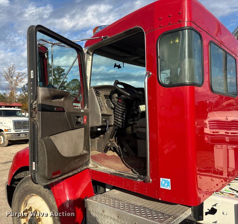 image for item ET8603 2018 Kenworth T370 truck cab and chassis