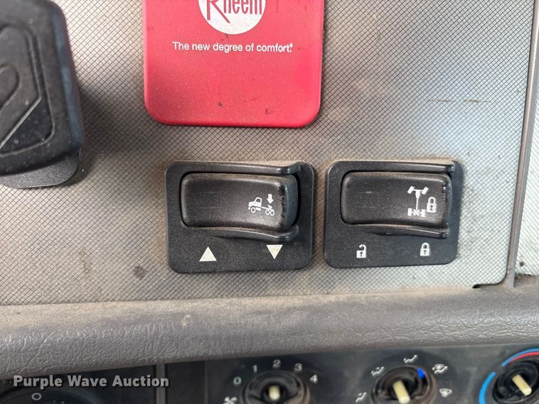 image for item ET8603 2018 Kenworth T370 truck cab and chassis