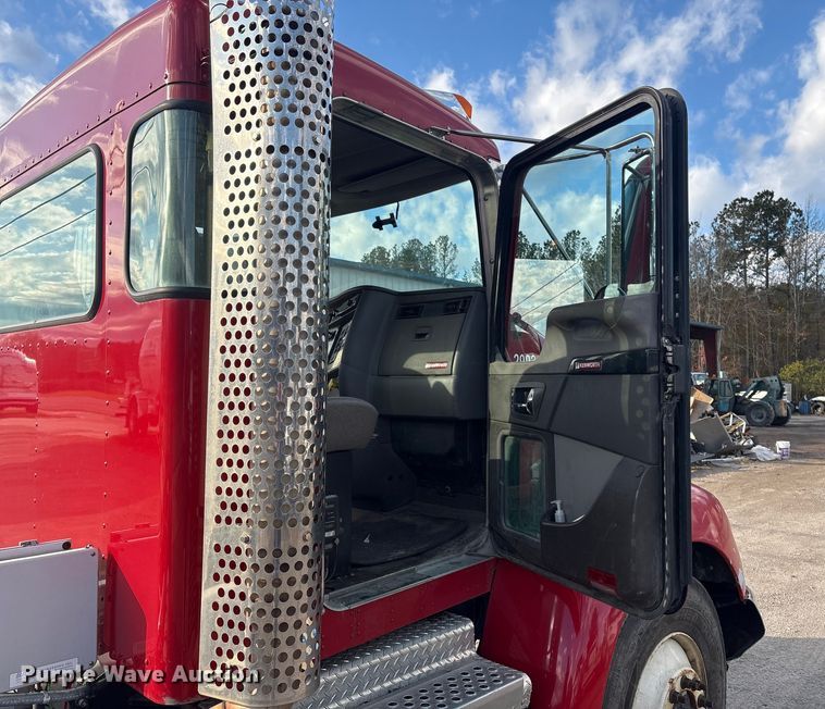 image for item ET8603 2018 Kenworth T370 truck cab and chassis