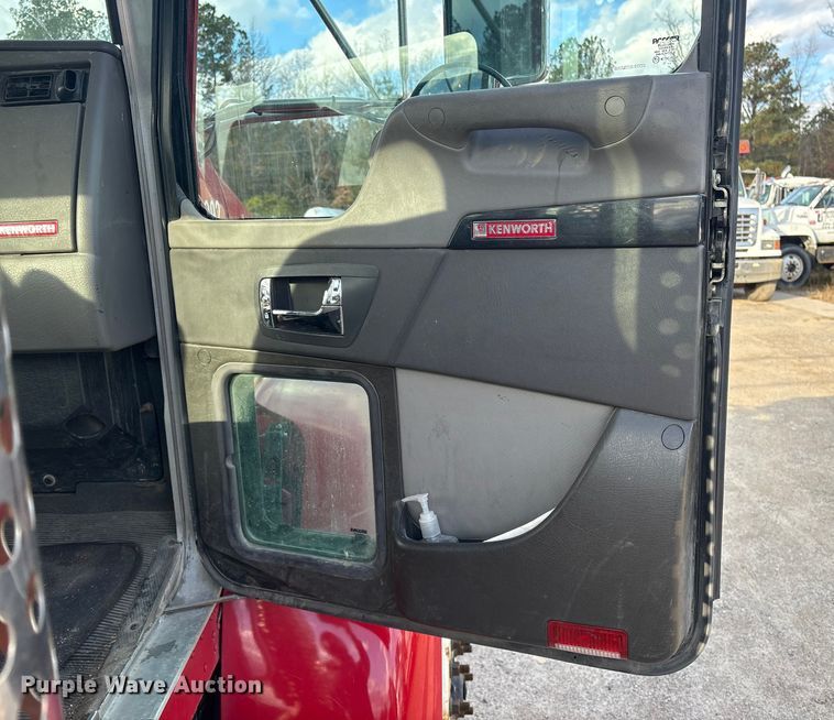 image for item ET8603 2018 Kenworth T370 truck cab and chassis