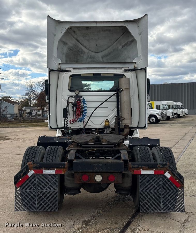 image for item ET8611 2004 International 8600 semi truck