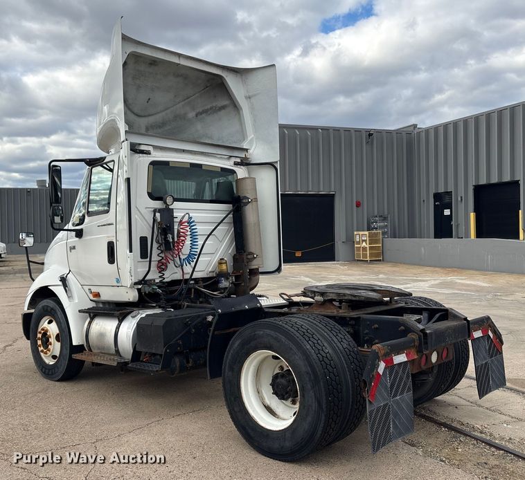 image for item ET8611 2004 International 8600 semi truck