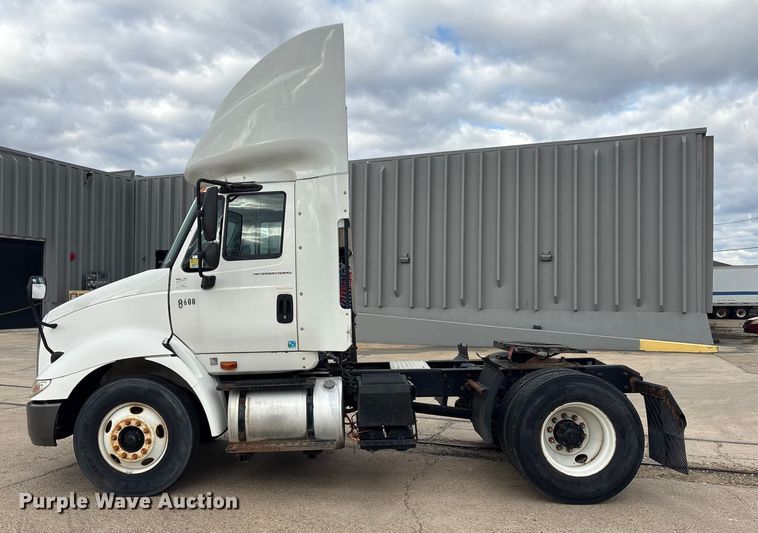 image for item ET8611 2004 International 8600 semi truck