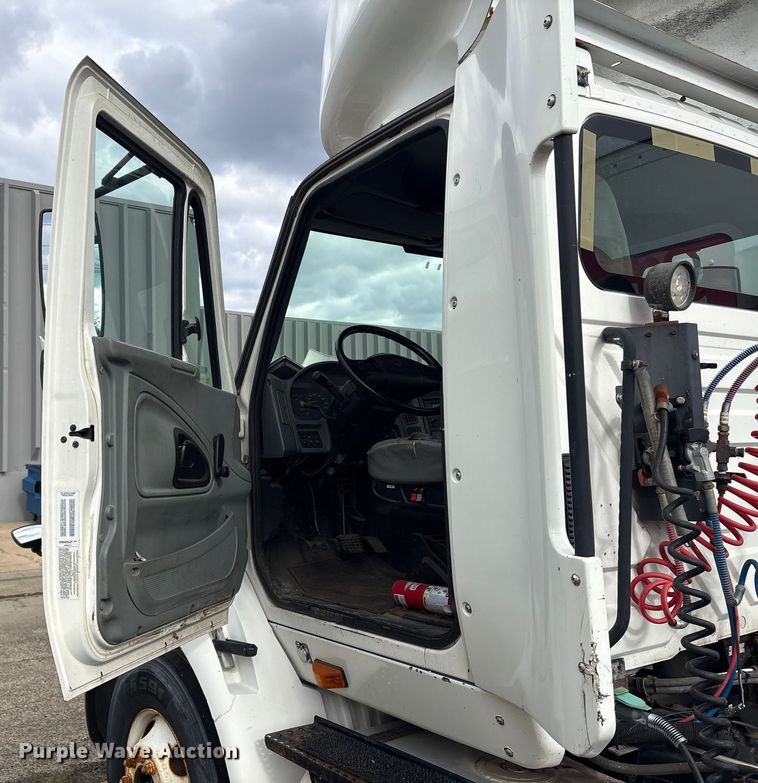 image for item ET8611 2004 International 8600 semi truck