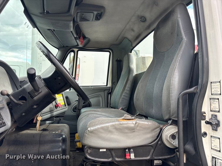 image for item ET8611 2004 International 8600 semi truck