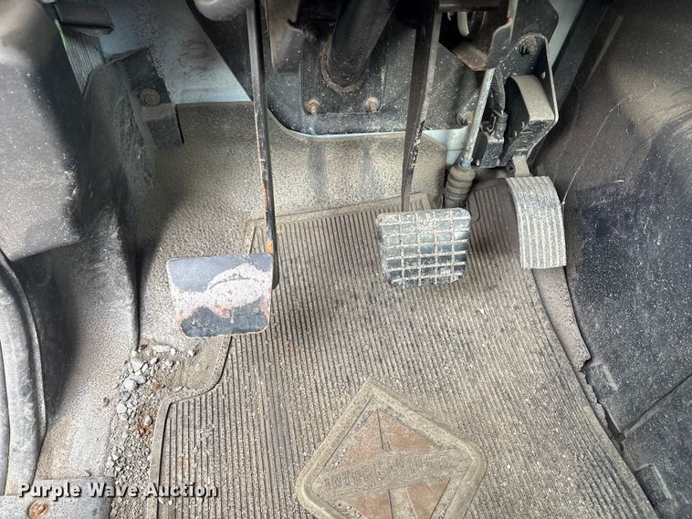 image for item ET8611 2004 International 8600 semi truck