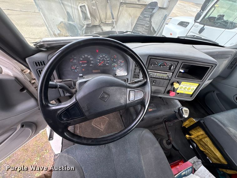 image for item ET8611 2004 International 8600 semi truck