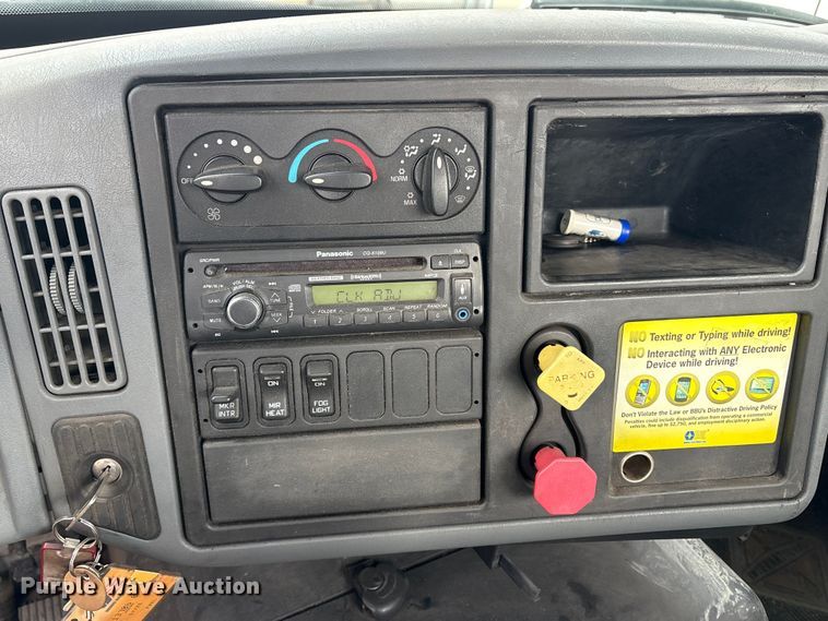 image for item ET8611 2004 International 8600 semi truck