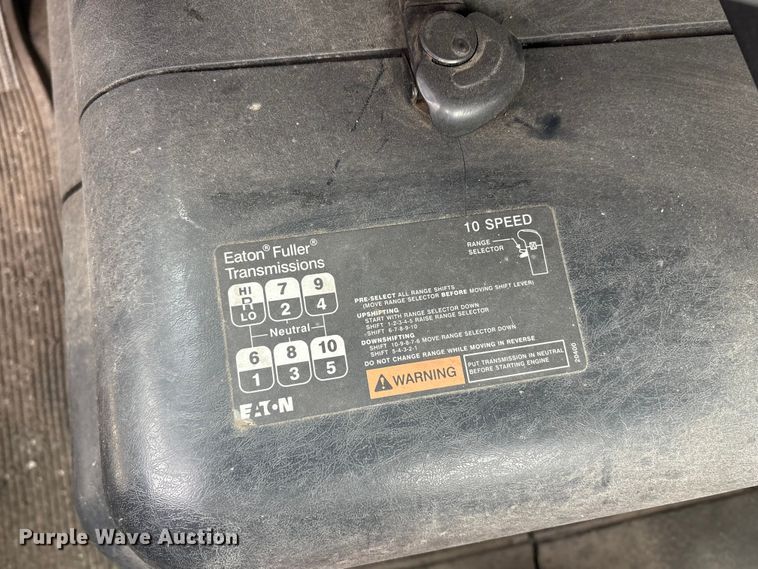 image for item ET8611 2004 International 8600 semi truck