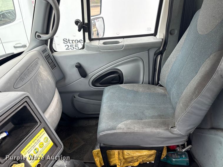 image for item ET8611 2004 International 8600 semi truck