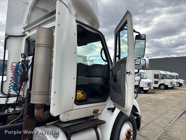 image for item ET8611 2004 International 8600 semi truck