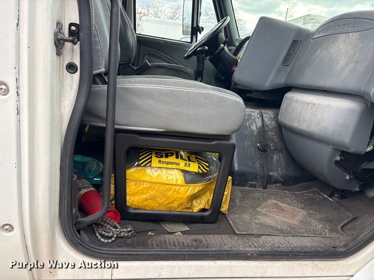 image for item ET8611 2004 International 8600 semi truck