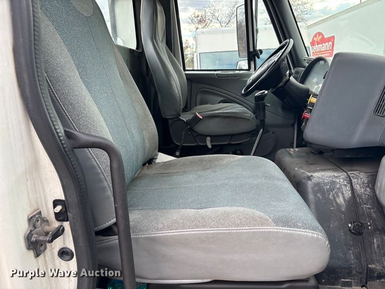 image for item ET8611 2004 International 8600 semi truck