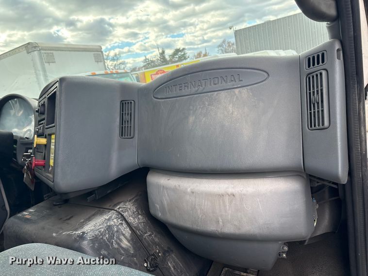 image for item ET8611 2004 International 8600 semi truck