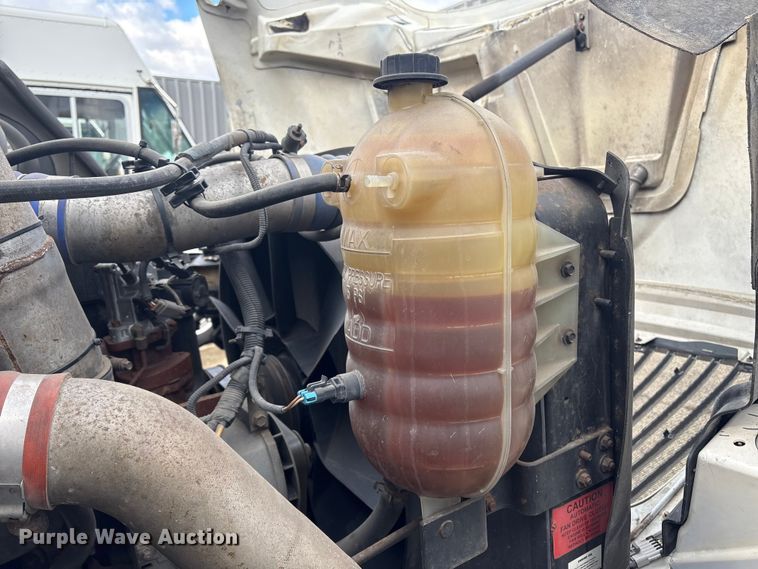 image for item ET8611 2004 International 8600 semi truck