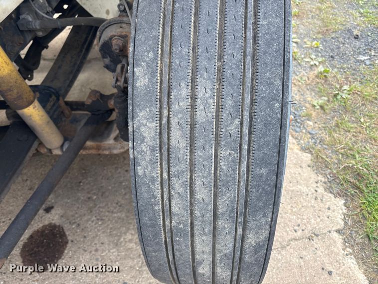 image for item ET8611 2004 International 8600 semi truck