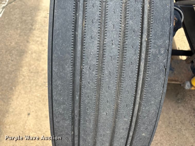 image for item ET8611 2004 International 8600 semi truck