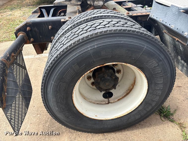 image for item ET8611 2004 International 8600 semi truck