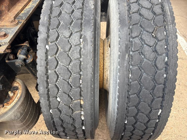 image for item ET8611 2004 International 8600 semi truck