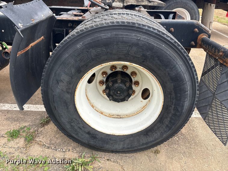 image for item ET8611 2004 International 8600 semi truck