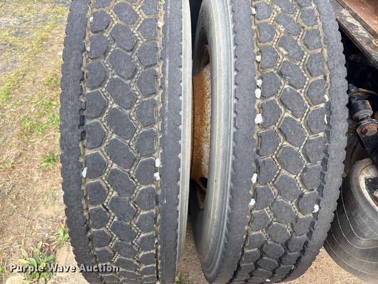 image for item ET8611 2004 International 8600 semi truck