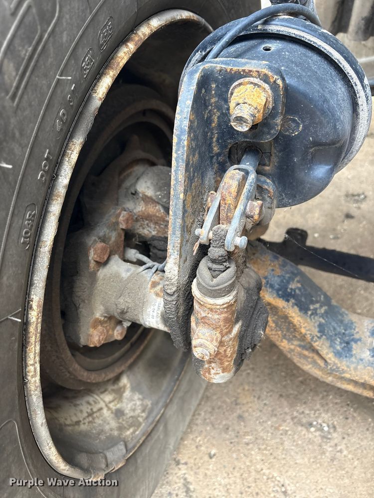 image for item ET8611 2004 International 8600 semi truck