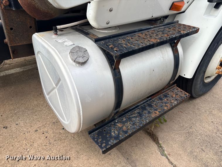 image for item ET8611 2004 International 8600 semi truck