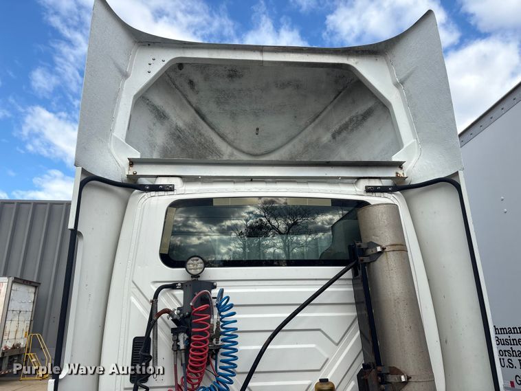 image for item ET8611 2004 International 8600 semi truck