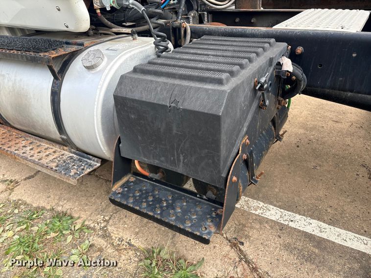 image for item ET8611 2004 International 8600 semi truck