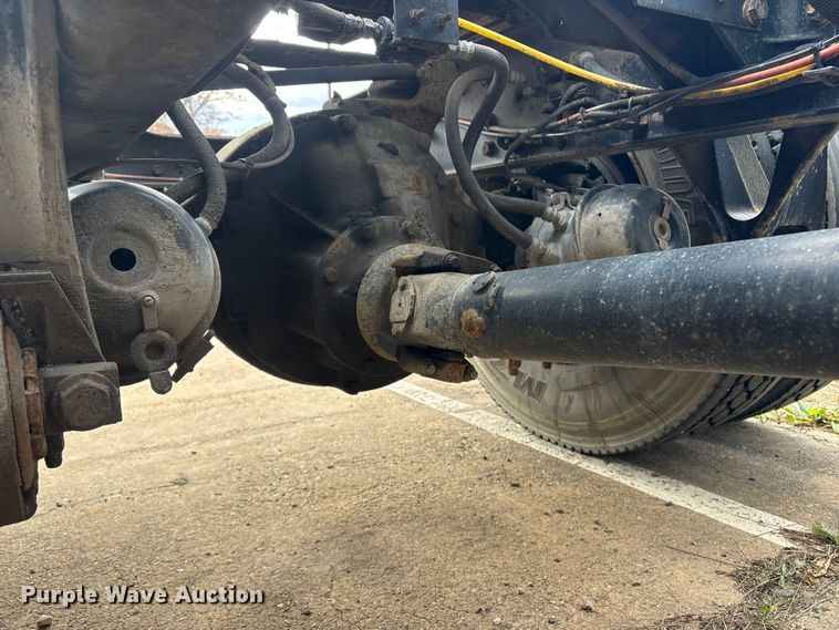 image for item ET8611 2004 International 8600 semi truck