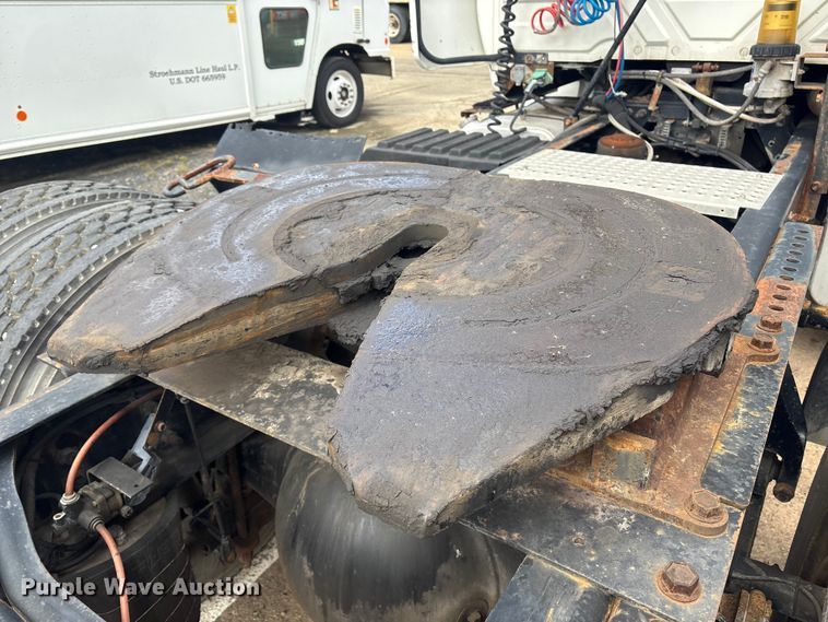 image for item ET8611 2004 International 8600 semi truck