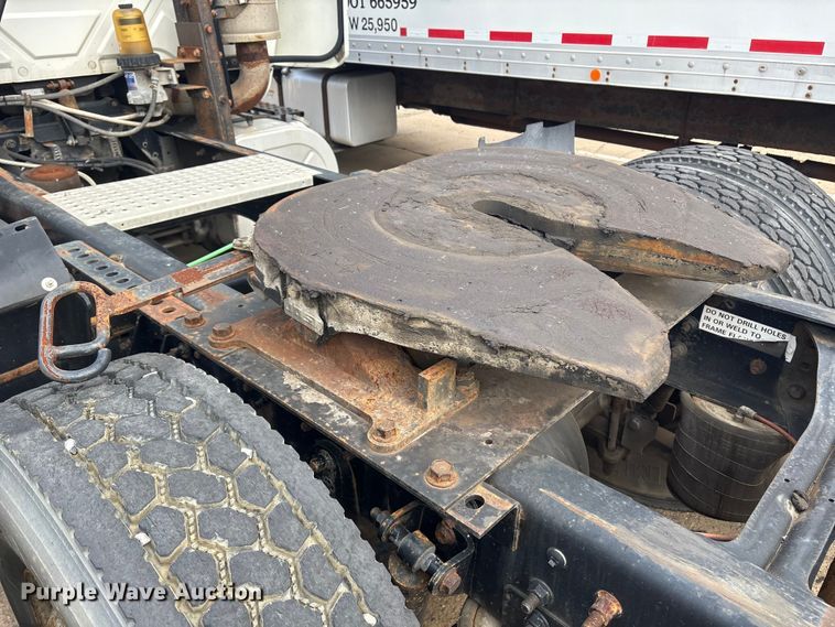 image for item ET8611 2004 International 8600 semi truck