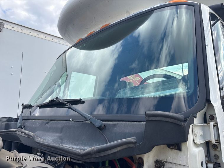 image for item ET8611 2004 International 8600 semi truck